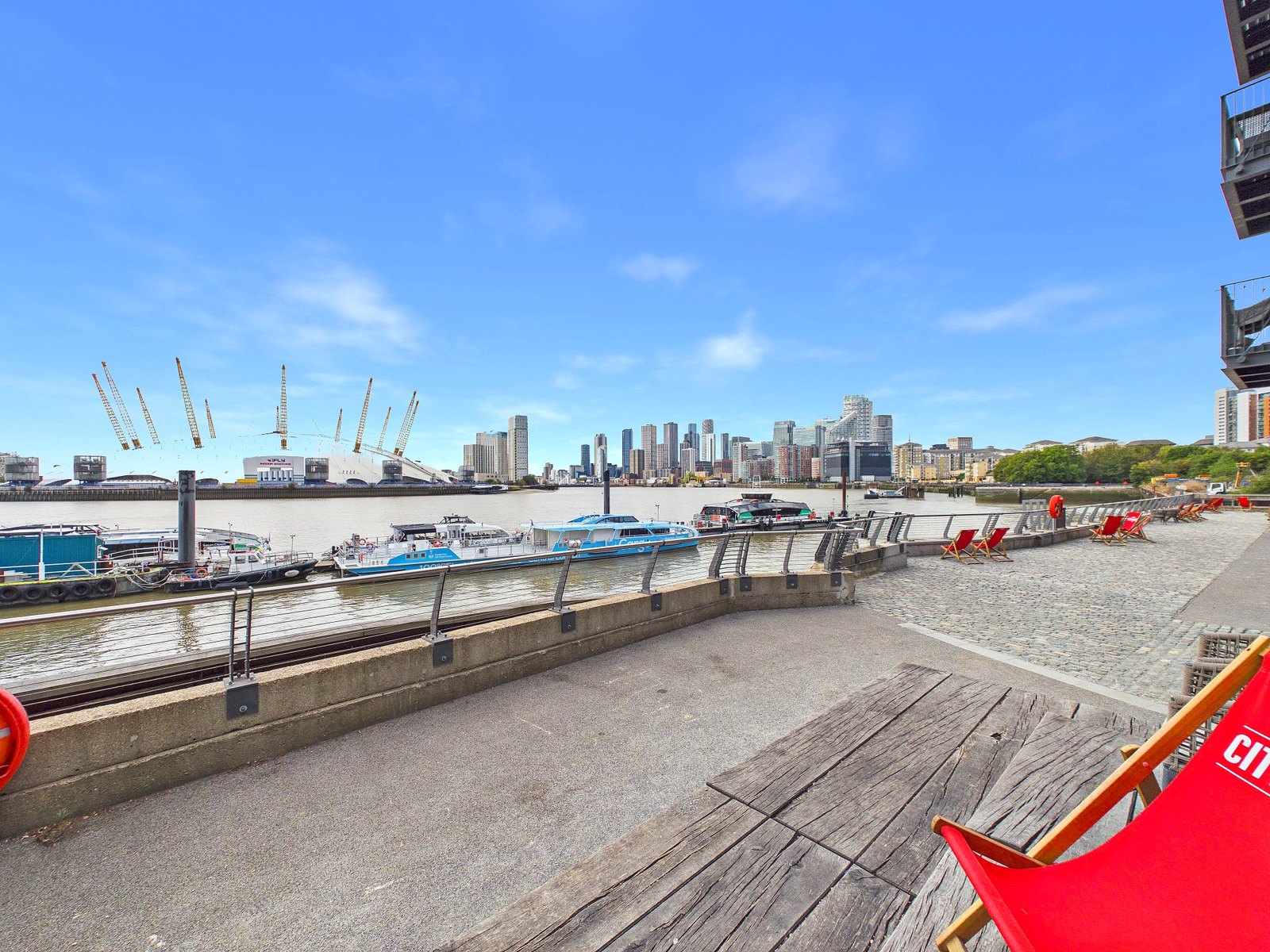 The riverside walk to the O2 — Leamouth Peninsula