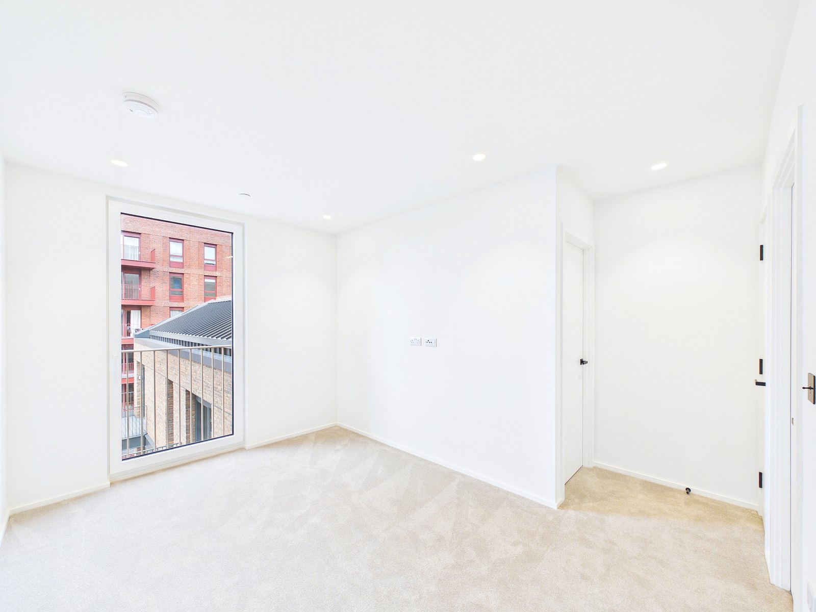 卧室一,步入式衣帽间与套内浴室由其过厅进入 — Sisal House, Heron Wharf